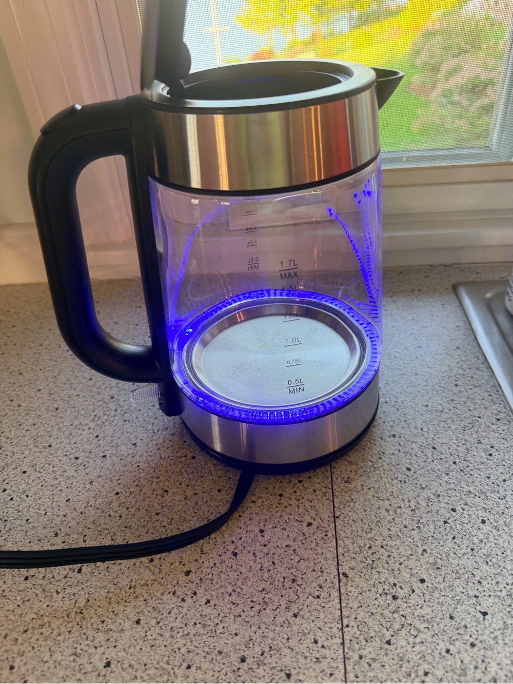 Amazon basics tea kettle 1.7L capacity like new